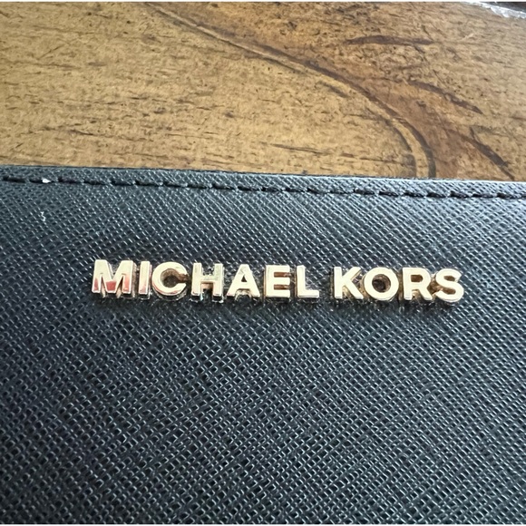 Michael Kors wristlet - Picture 3 of 9